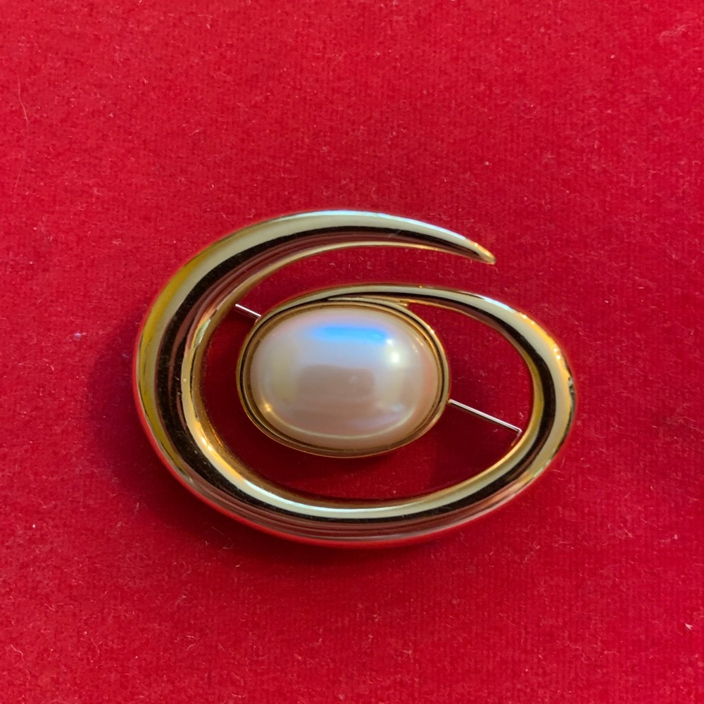 Salone Monet Gold and White Brooch Classic Elegance